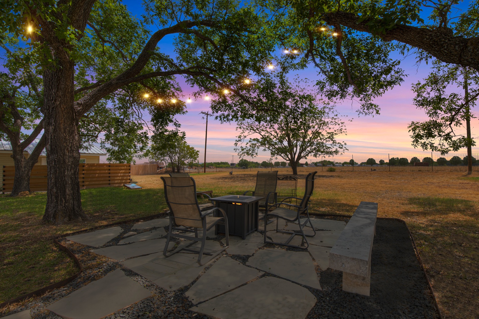 Spacious Home - Fire Pit, BBQ and Outdoor Seating!