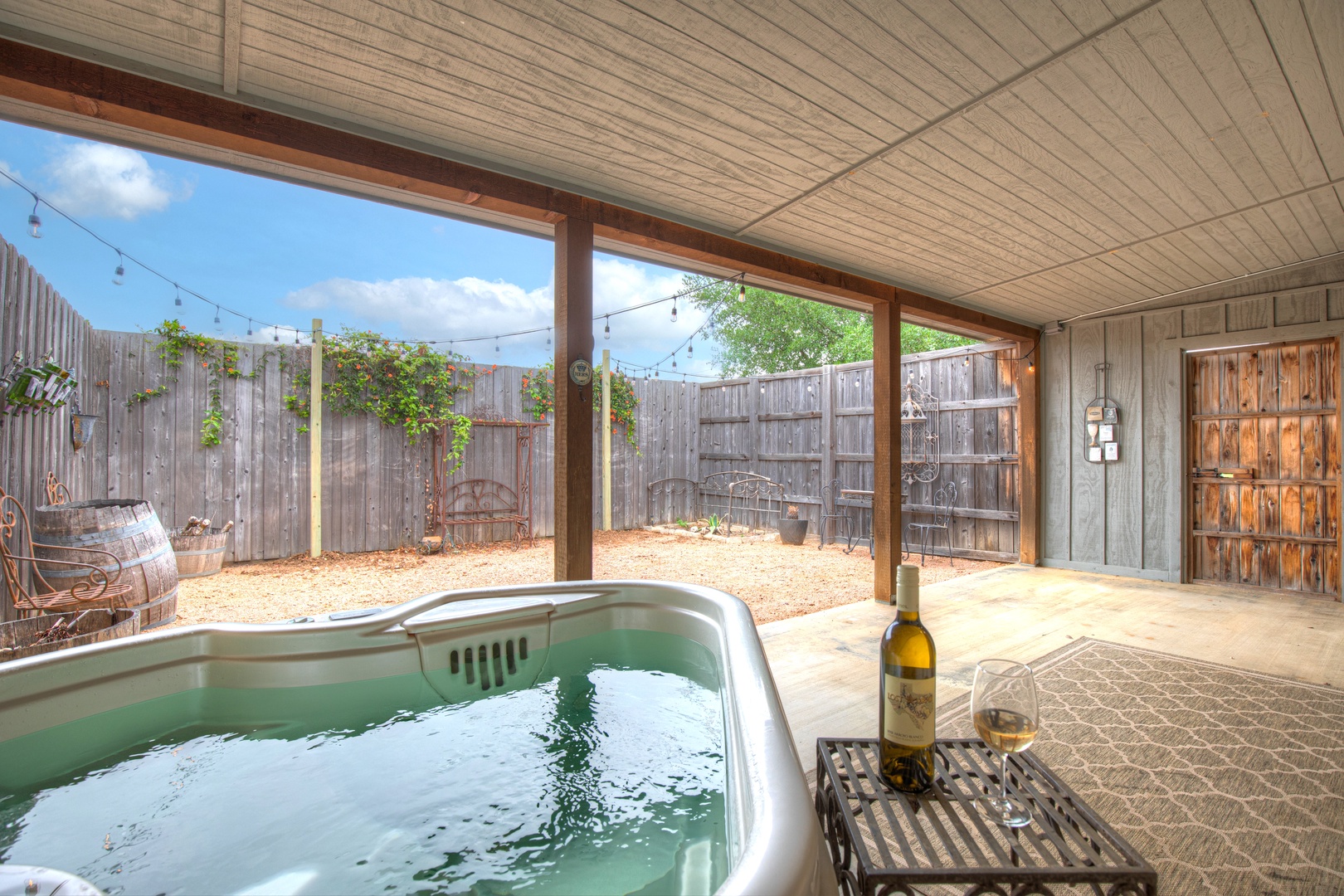 Private Luxury Retreat with Hot Tub 10mins To Fred!