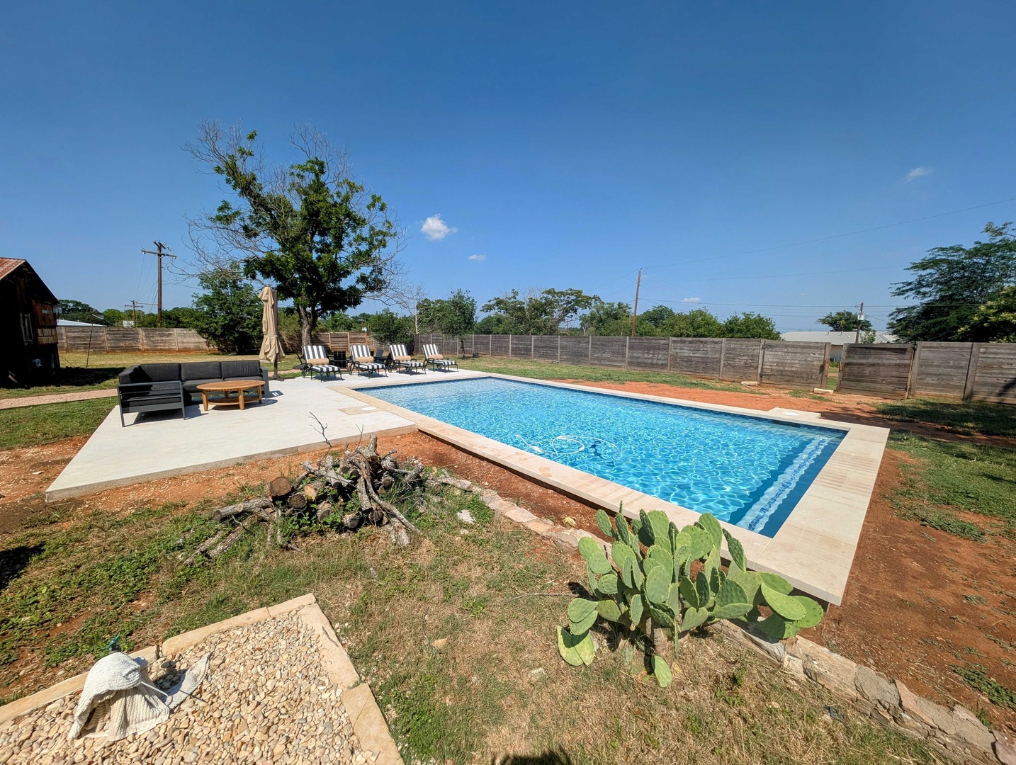 Brand New Private Pool and Hot-Tub Near Main!