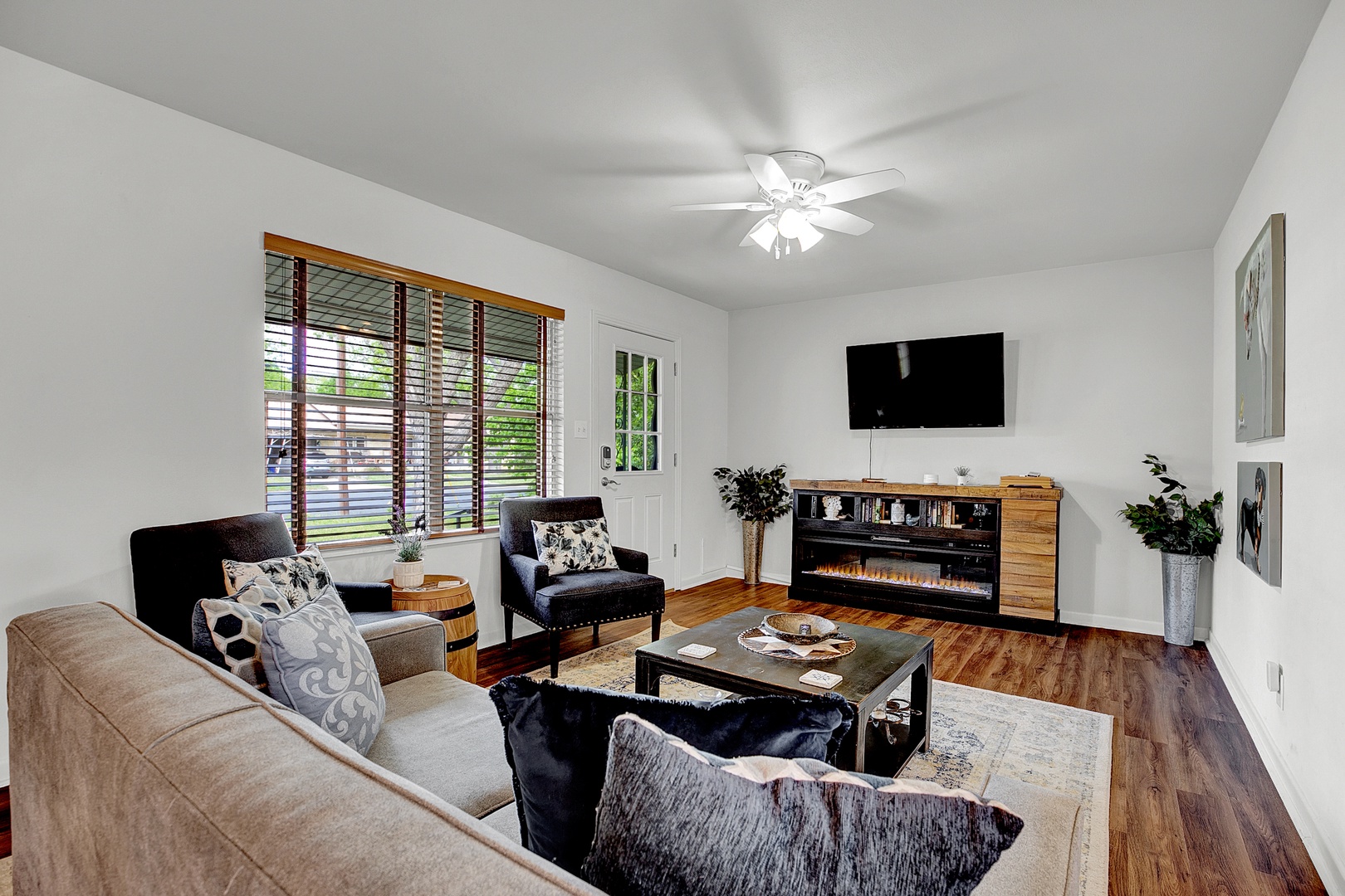 Gorgeous Bluebonnet House with Deck and Fire Pit