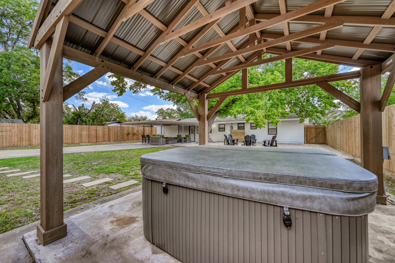 Stunning Home 3 min to Main w/Hot tub and Firepit!