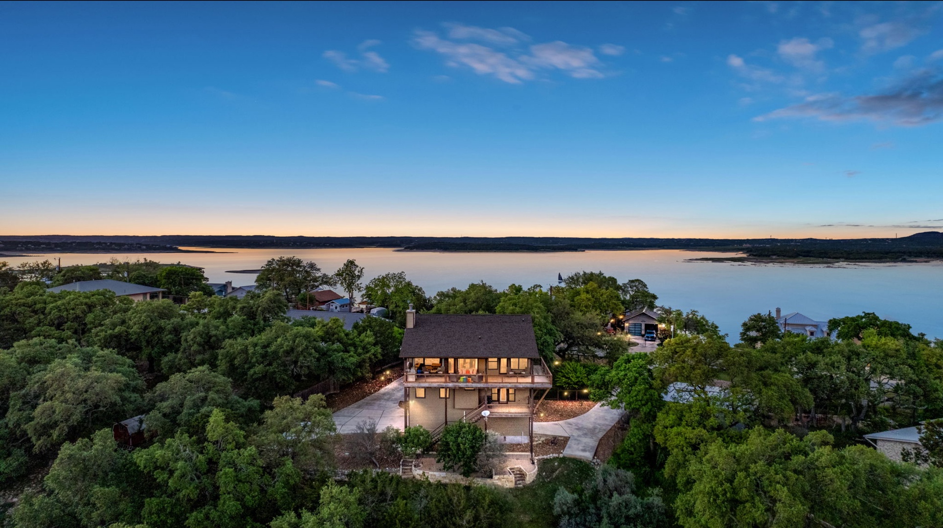 Canyon Lakehouse Panoramic Lake Views with Firepit