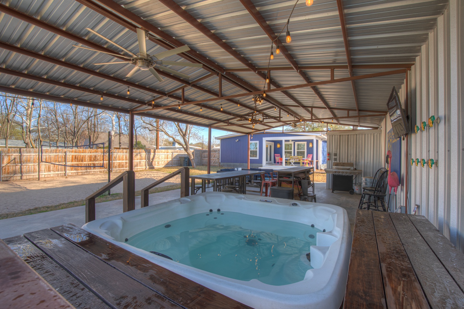 Hackberry Retreat - Hot Tub - Near Main