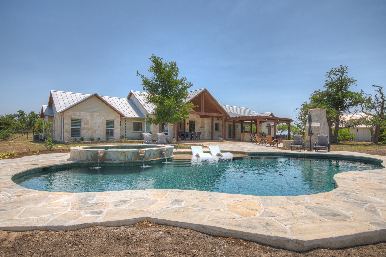 Luxury 13 Acre Ranch With Pool, Hottub, and Firepit Near Fred!