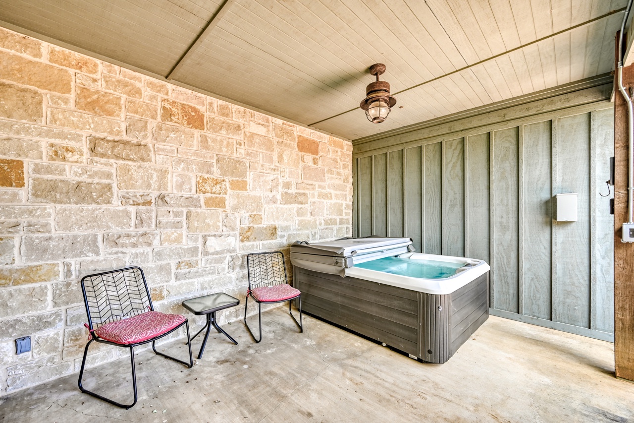 Cozi Cottage with Hot Tub! - 2 Min to Wineries!