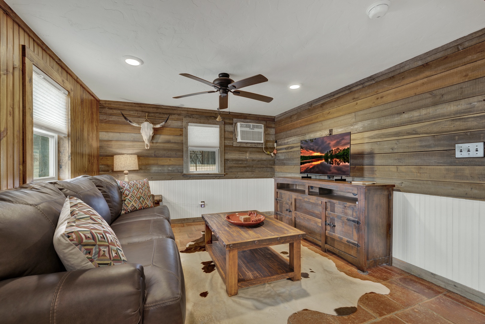 Ohana Ranch Cabin | 12 minutes to Historic Main St