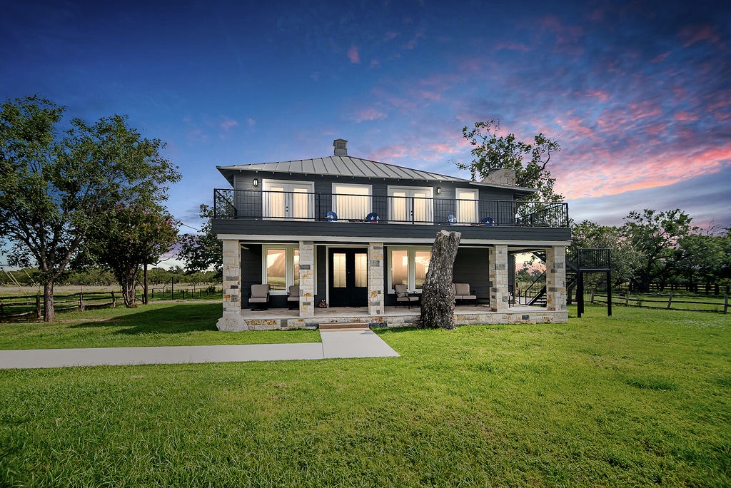 Charming Farmhouse w/Hot-Tub Near the 290 Wine Trail