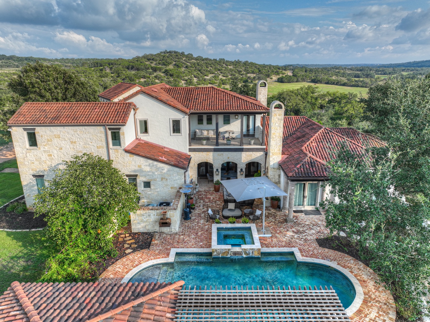 Luxurious Watershaus Ranch-Pool and Hot-Tub, Fireplaces, Stunning Views!