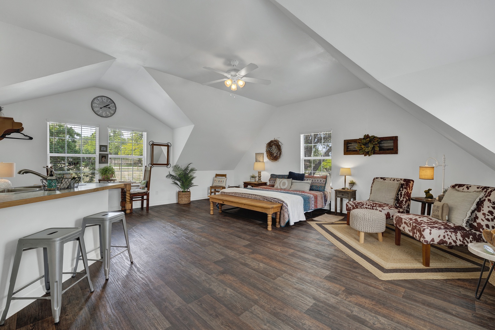 Cactus Flower Treehouse-Pet Friendly-Hill Country Views!