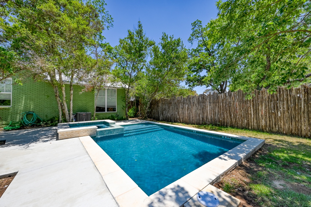 Gorgeous Home 2 Blks to Main St with Pool and Spa!