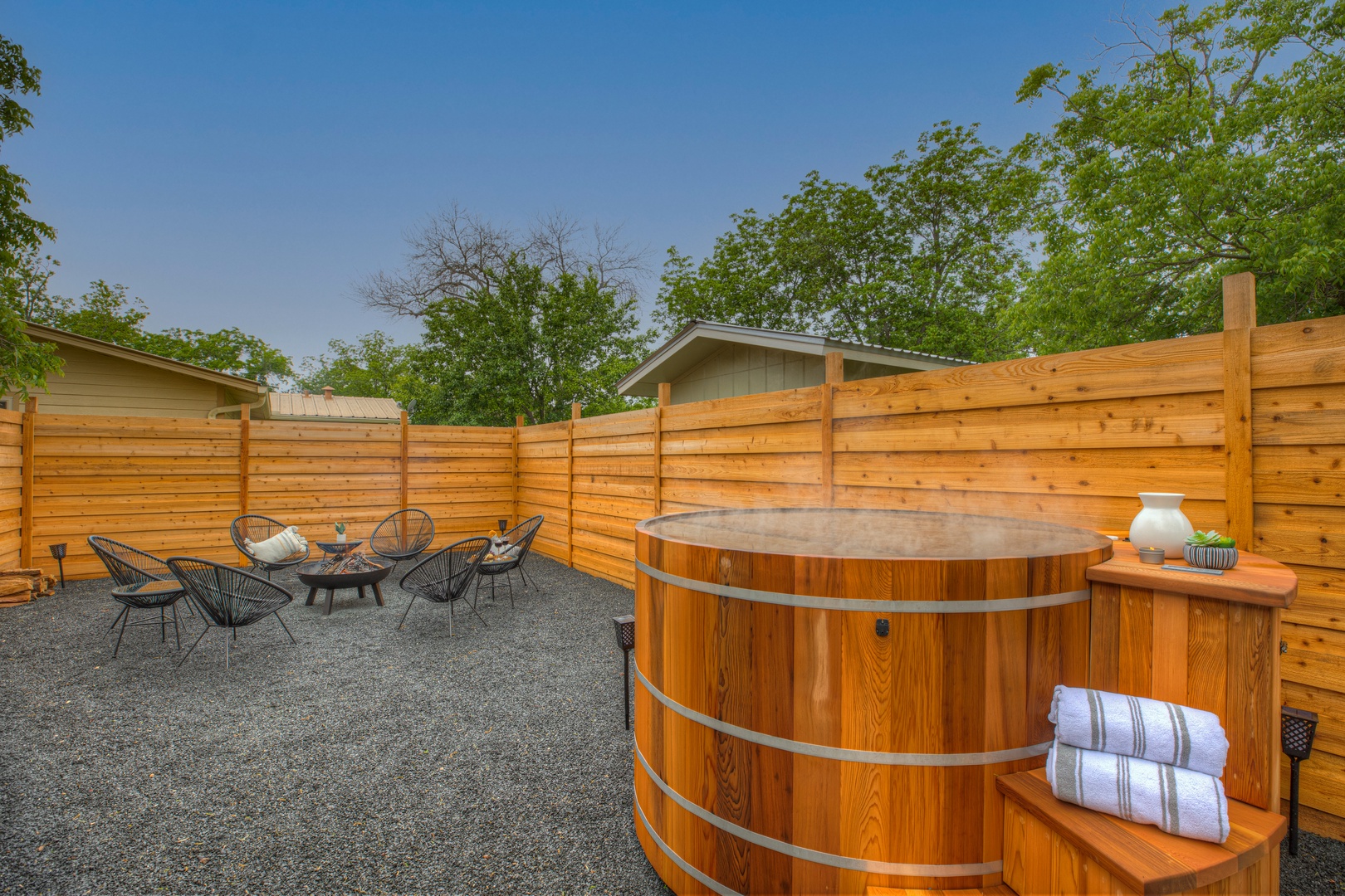 Gorgeous Modern Home w/ Cedar Barrel Hot Tub & Fire Pit