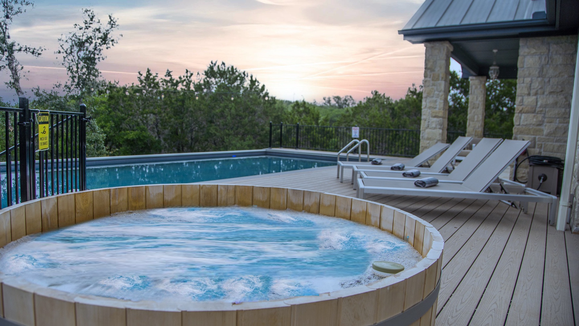 Spicewood Lodge w/Pool, HotTub