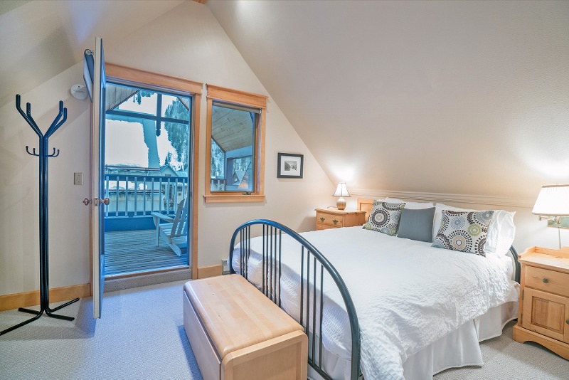 Bedroom 4 - queen - upstairs