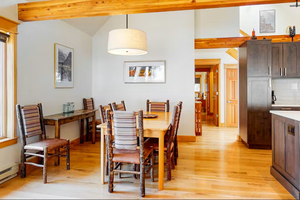 Dining area with seating for 6, and 4 more stools at the bar