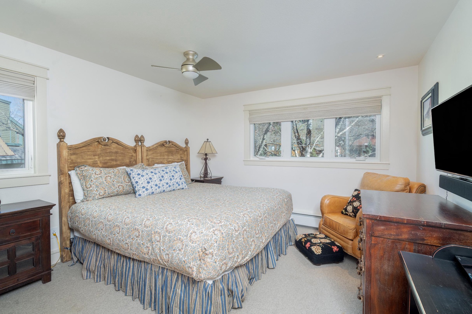 Bedroom 2 - King bed or split twins