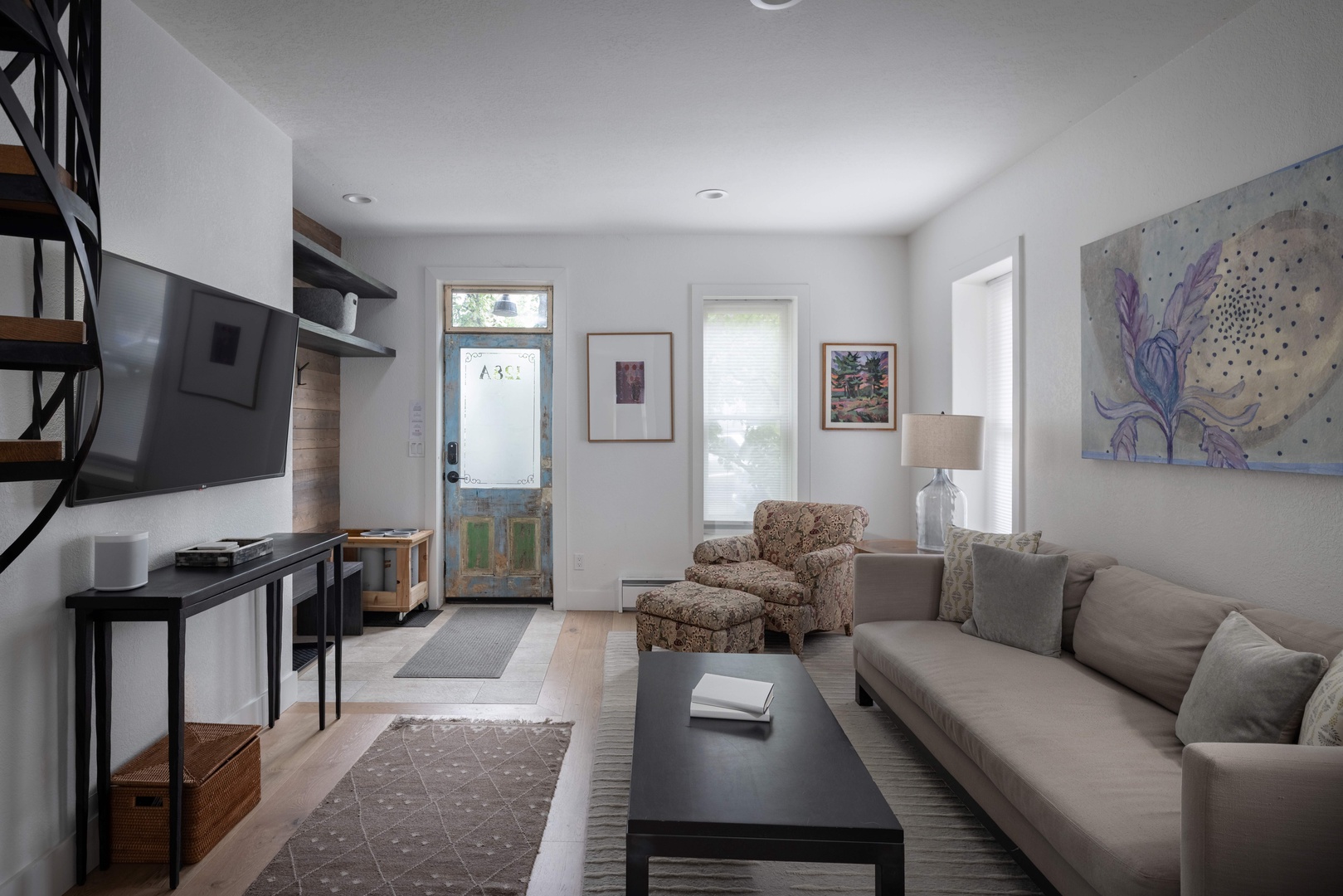Updated and fresh living room with wifi, smart TVS and Sonos