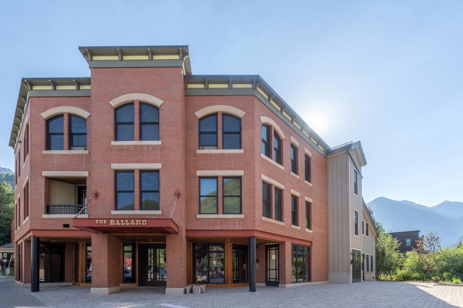 Ballard North - 2 blocks to skiing or 2 blocks to the festivals