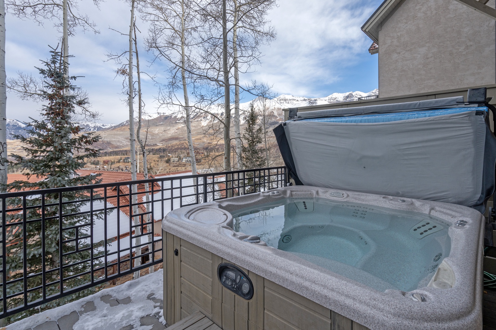 Private Hot tub perfect for after skiing