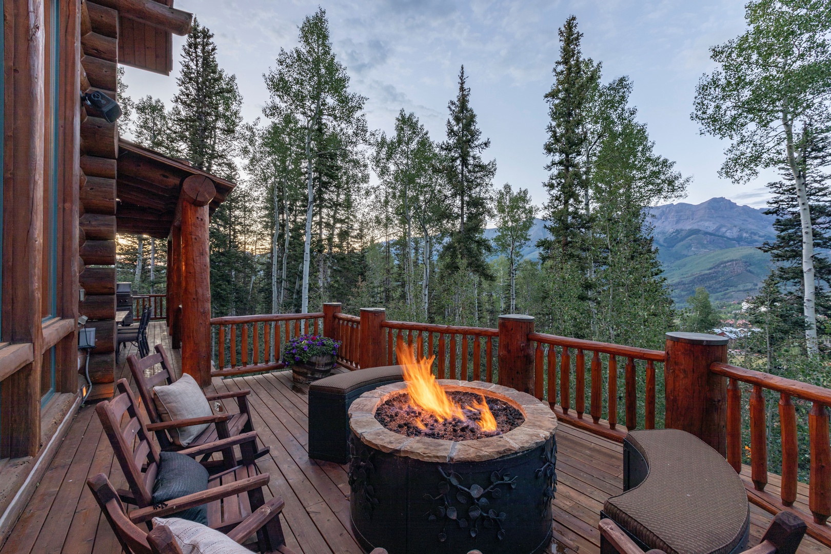 North facing deck to watch the mountains glow at sunset (firepit is not operational)