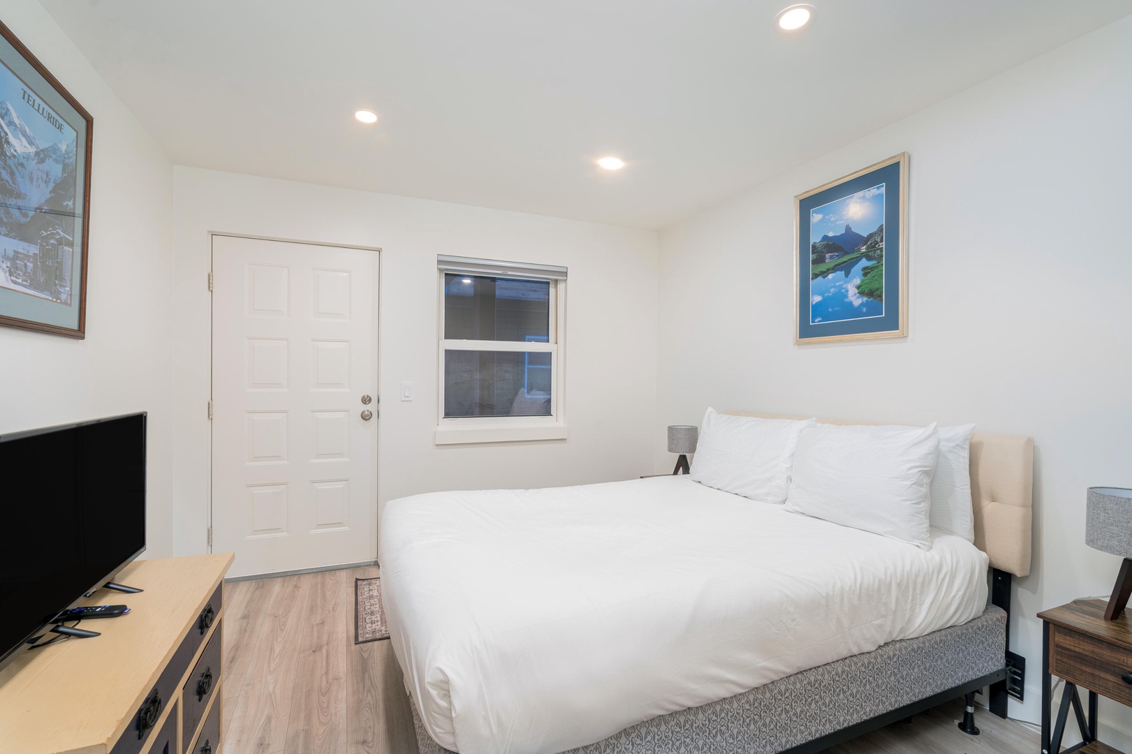 Bedroom 1 - Primary Bedroom - Main Level - Queen sized bed