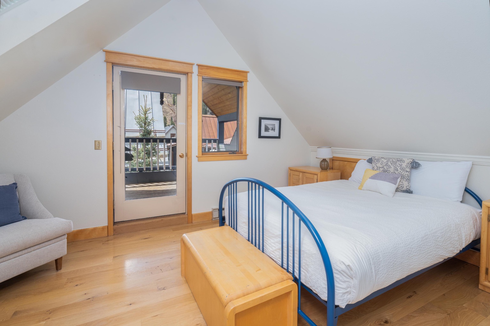 Bedroom 4 - queen - upstairs