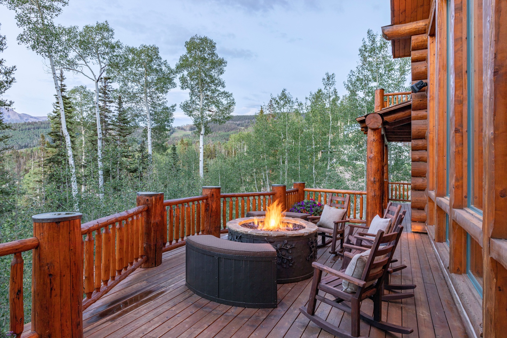 Lucky Sevens Lodge by Curate Telluride (firepit is not operational)