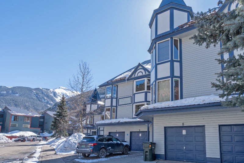 A great central location -just steps from Lift 7 and the market