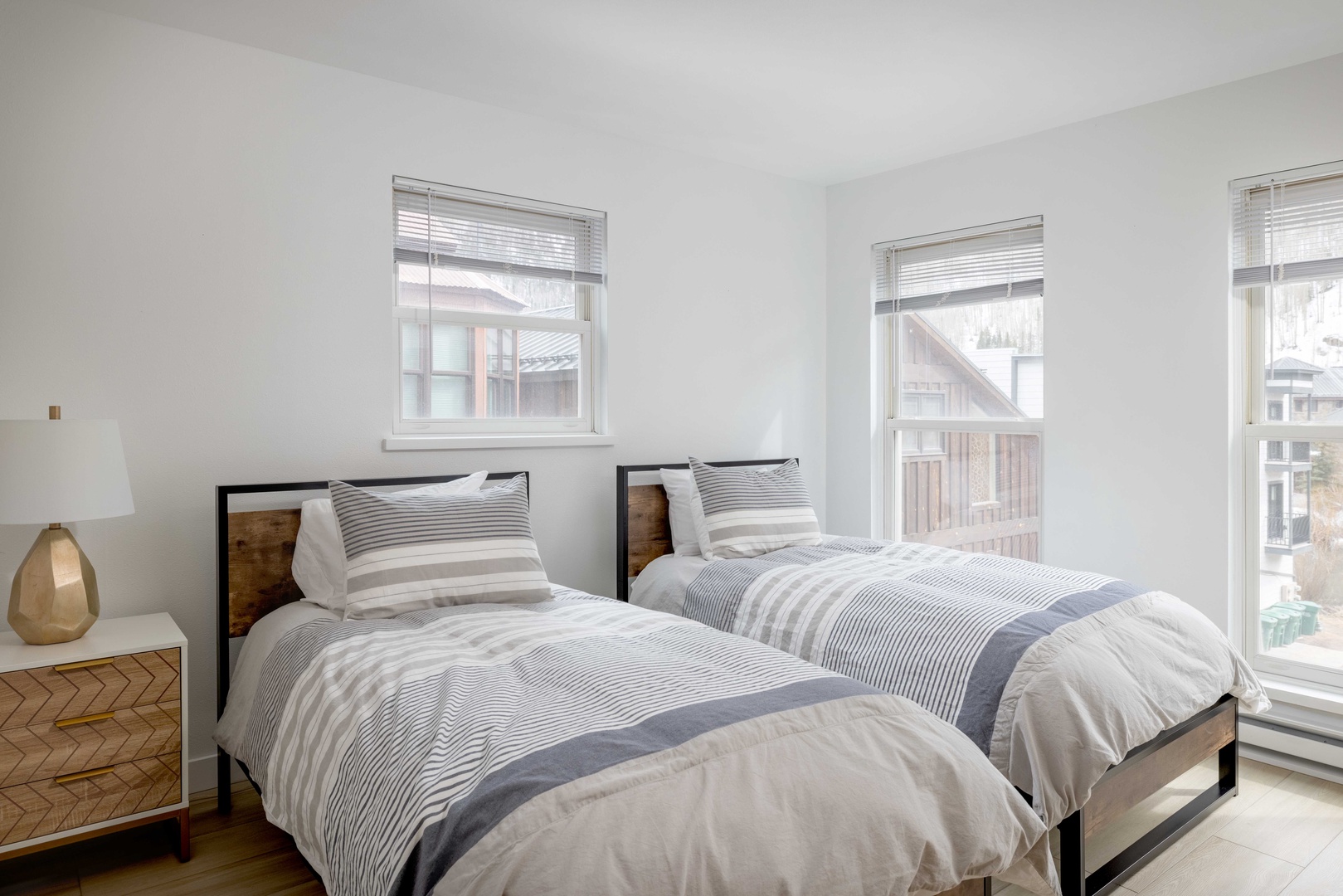 Bedroom 2 - 2 twins that can be converted to king