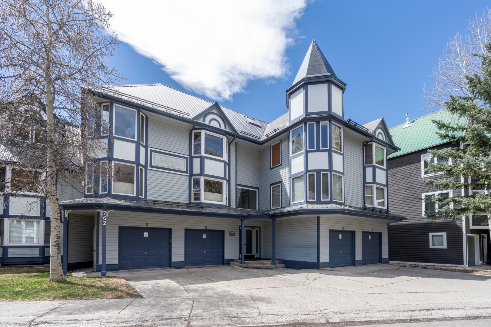 A great central location -just steps from Lift 7 and the market