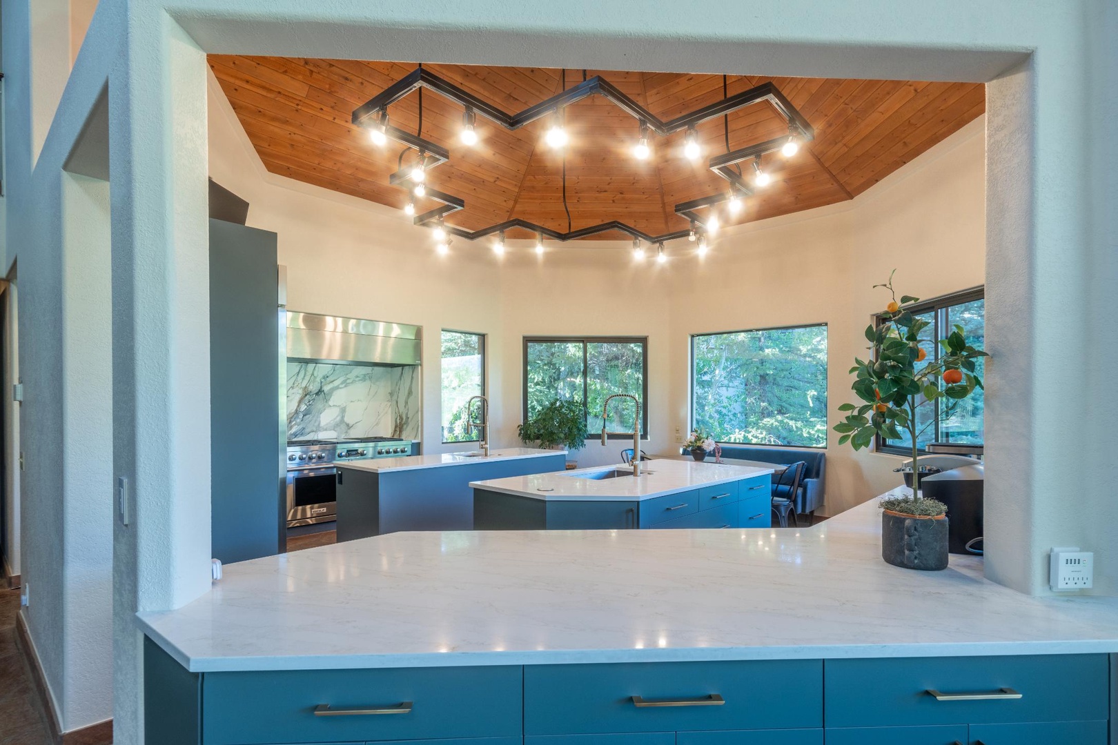 Kitchen - Spacious and well-equipped to prepare meals for 16 guests