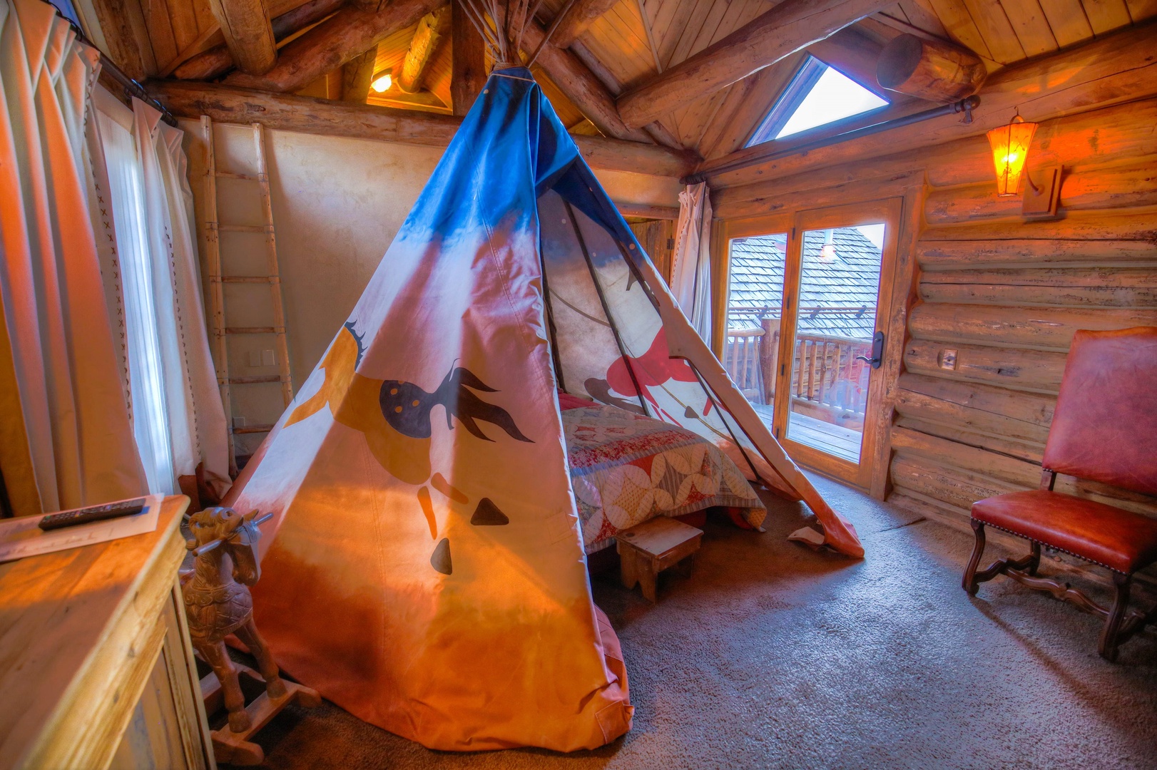 Main Lodge - Teepee Suite - Queen Room (Upper Level)