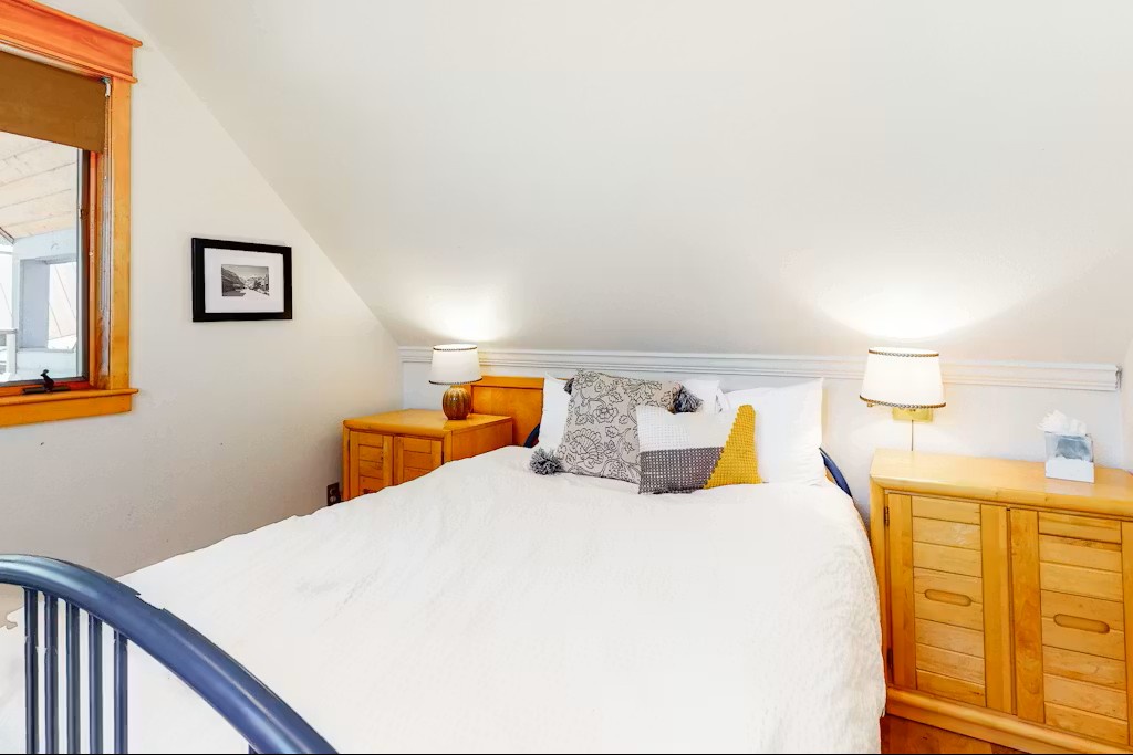 Bedroom 4 - queen - upstairs