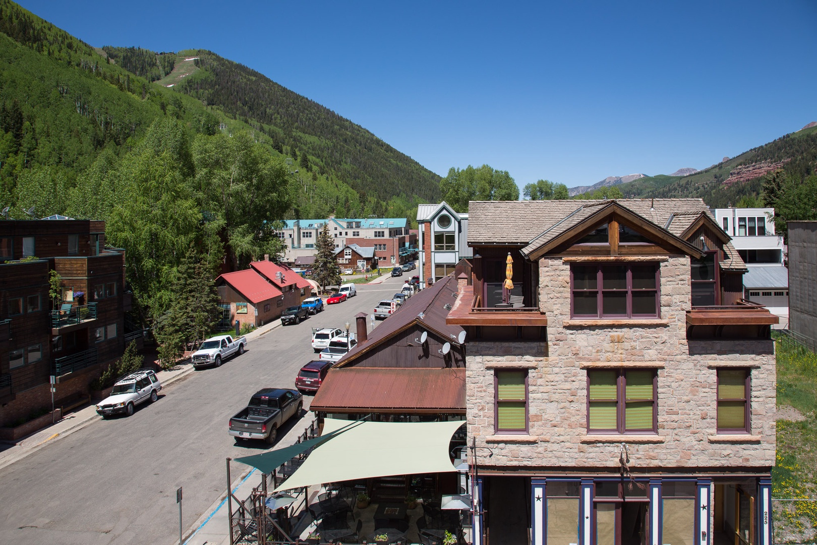 A perfect in town location - 150 yards to the Gondola and just 2 Telluride-town blocks to Town Park