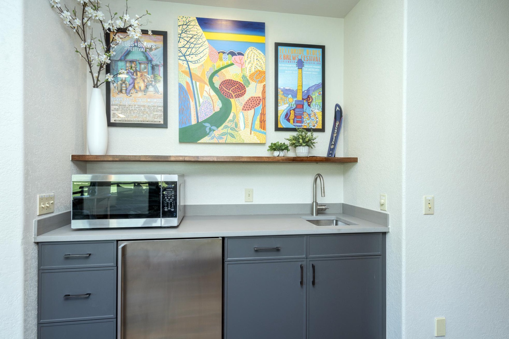 Lower Level Living Room - Wet bar