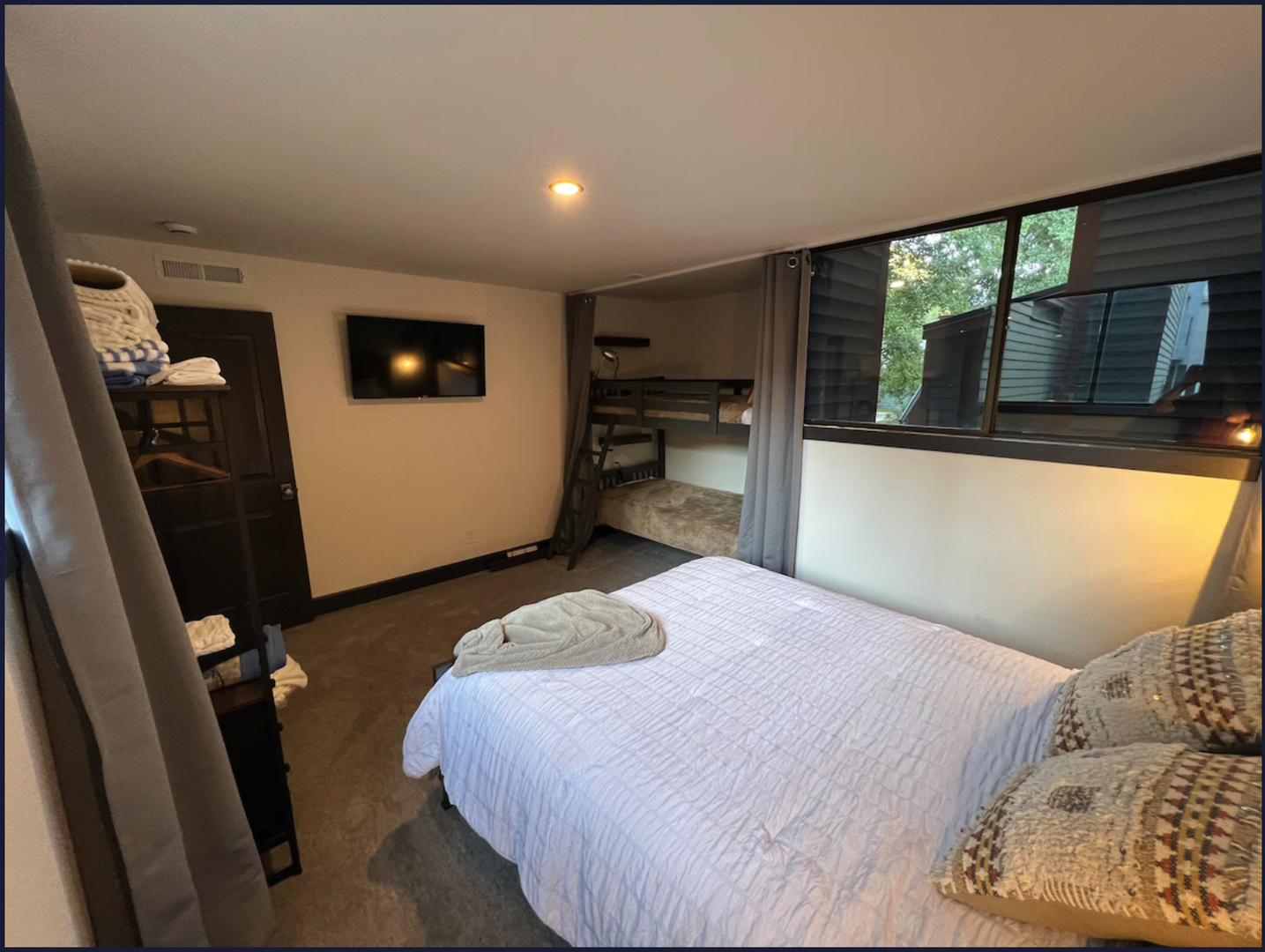 Guest Bedroom 2 - 2 twins and king bed
