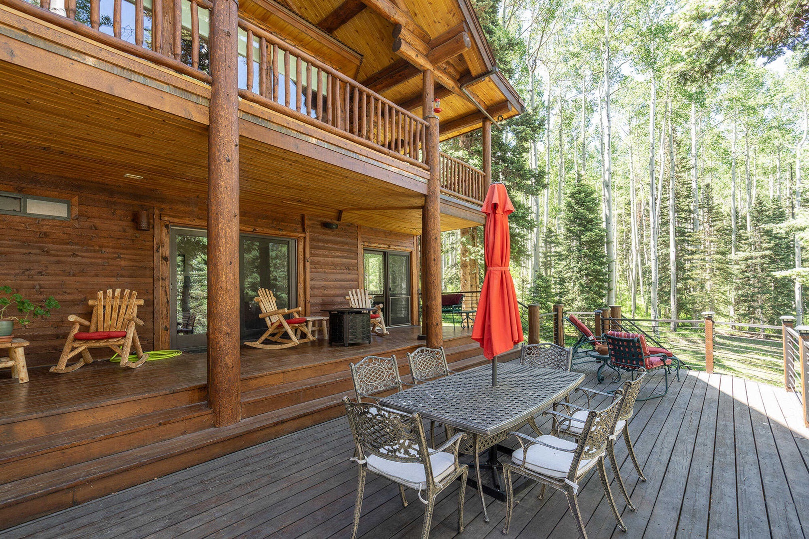 Deck - Huge outdoor space with dining table