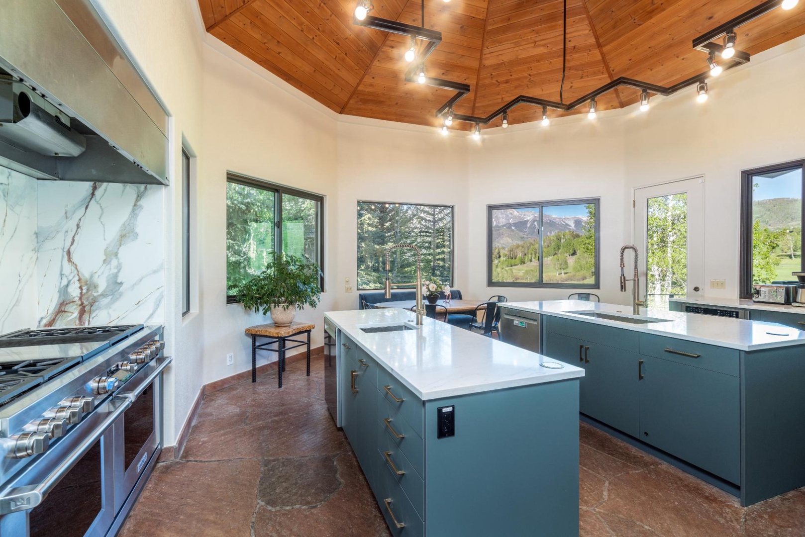 Kitchen - Spacious and well-equipped to prepare meals for 16 guests