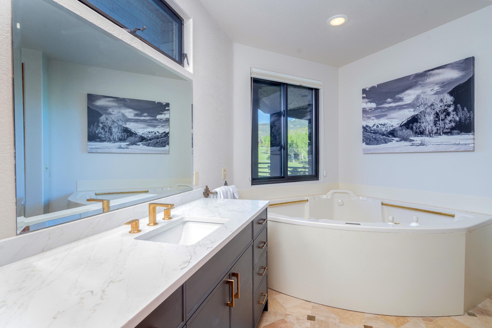 Guest Bathroom 4 - Bedroom 5’s en-suite bathroom with jetted tub and walk-in shower