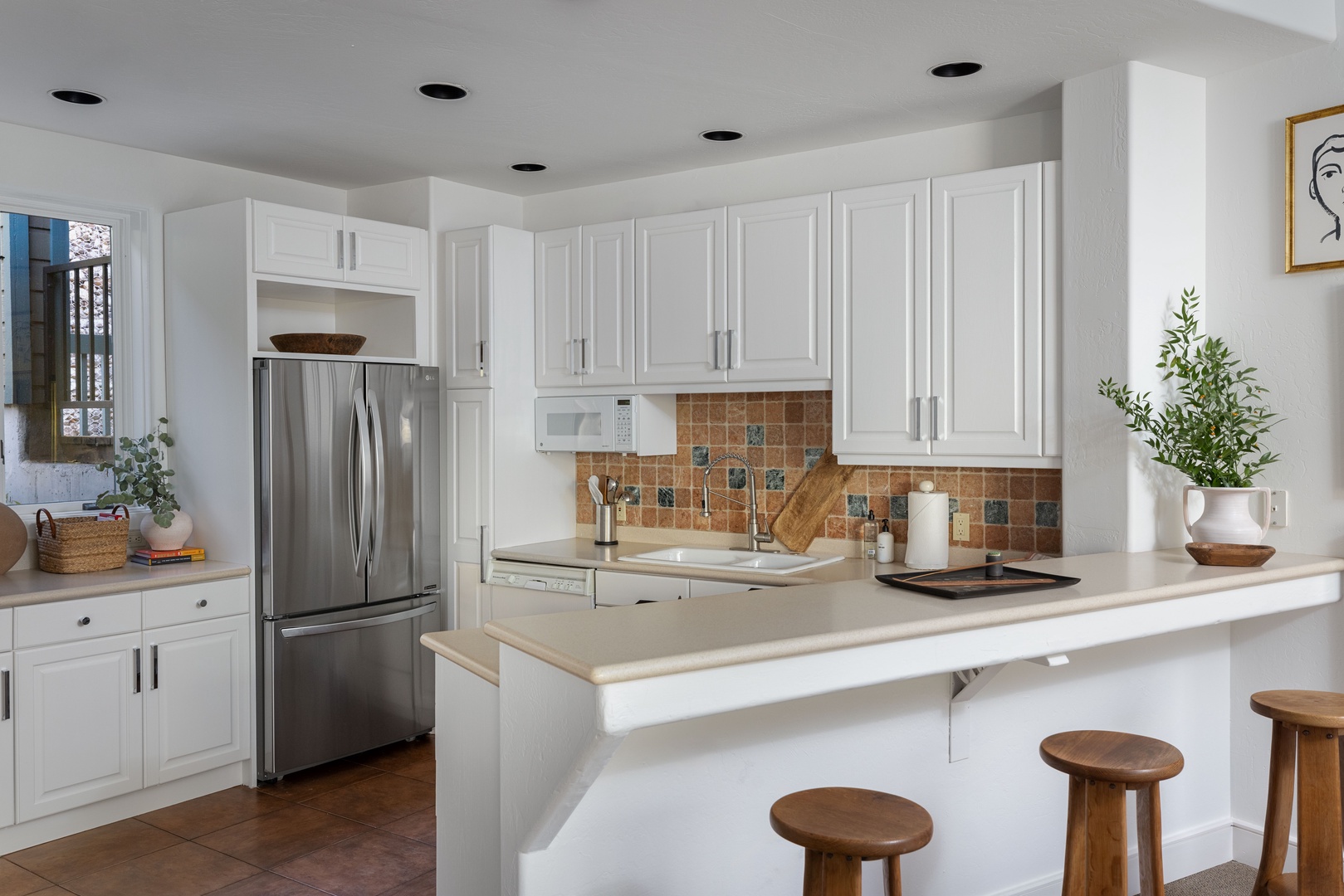 A great, fully stocked kitchen