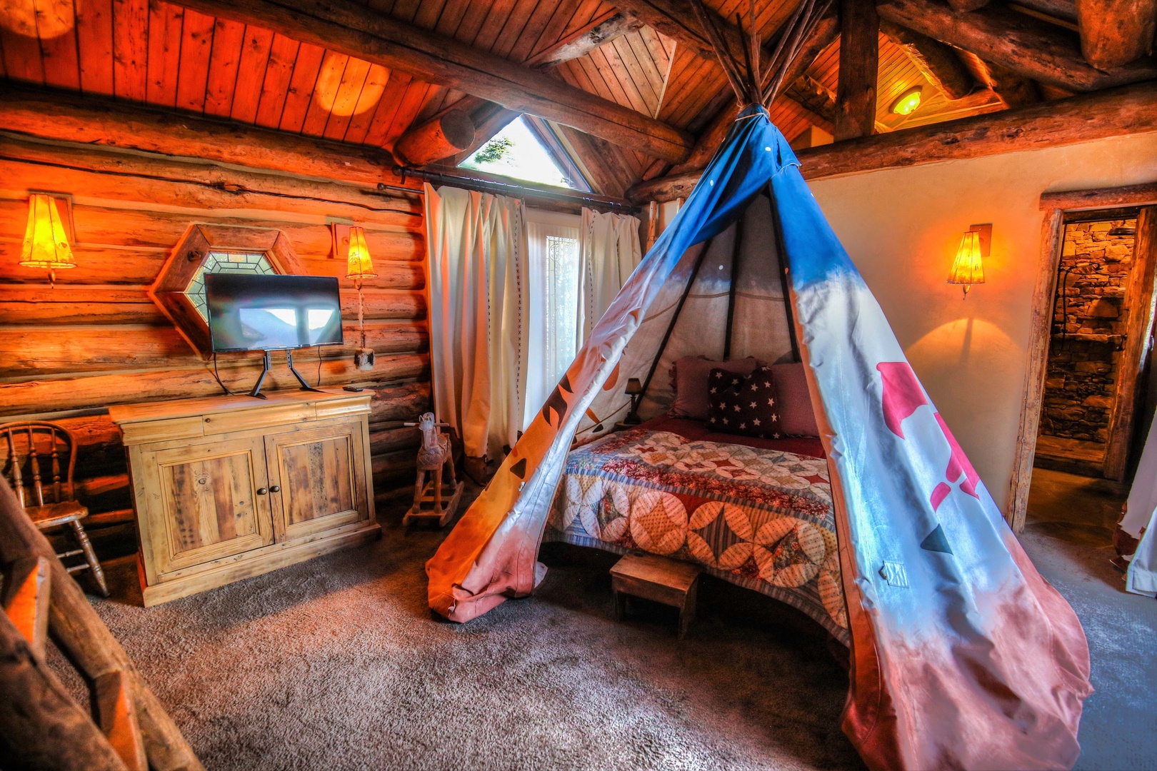 Main Lodge - Teepee Suite - Queen Room (Upper Level)