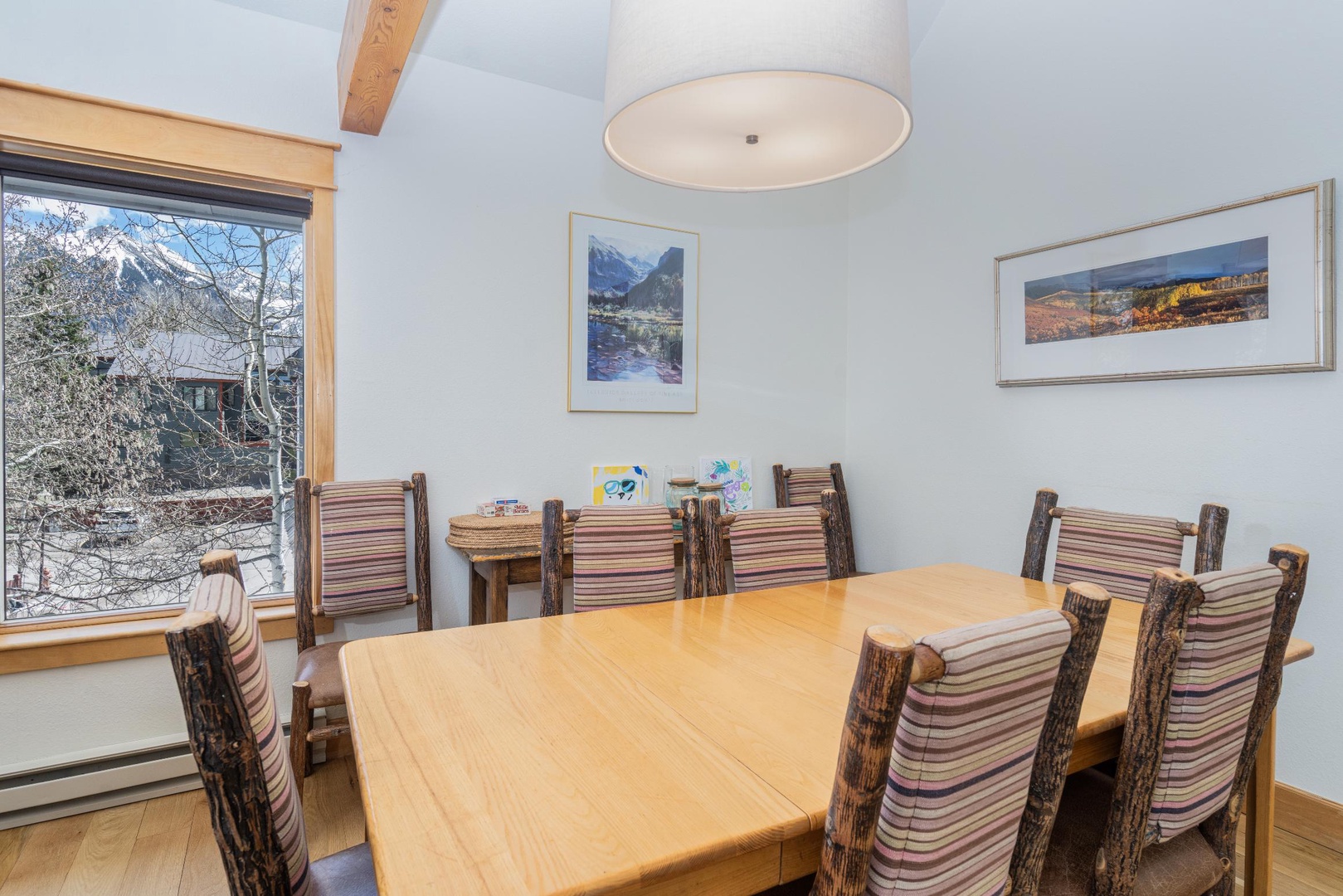 Dining area with seating for 6, and 4 more stools at the bar