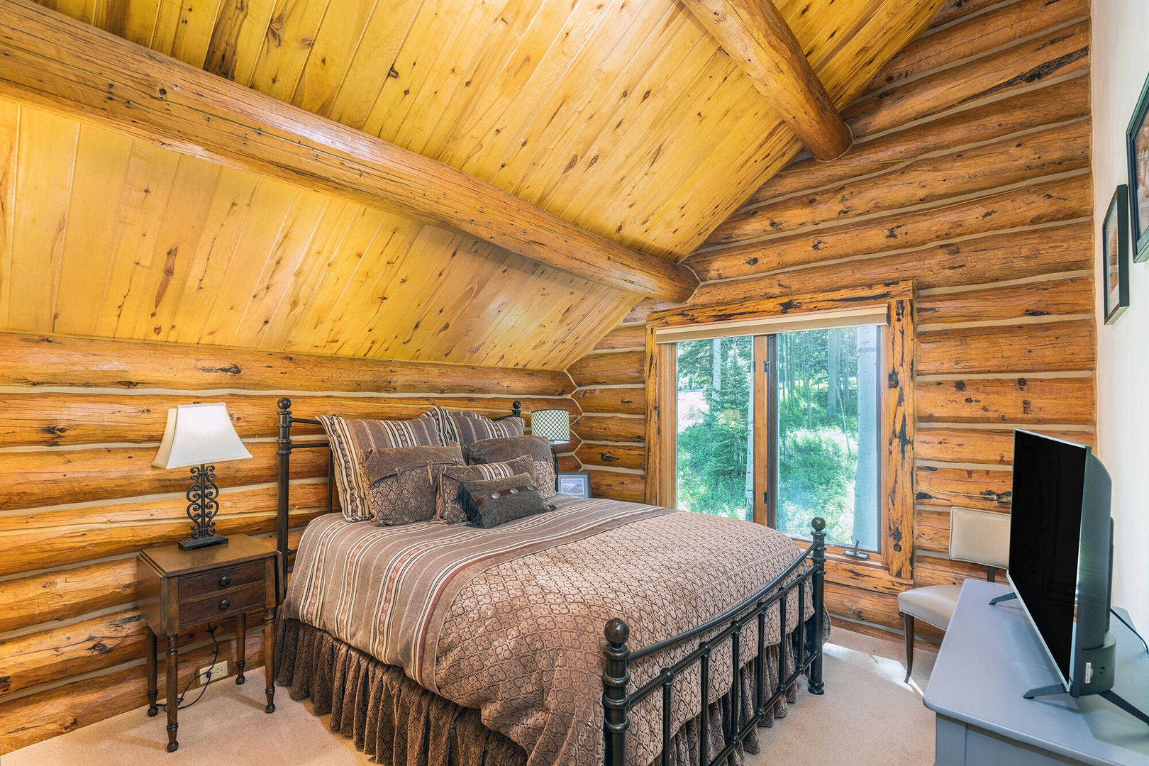 Bedroom 3 - Guest Bedroom - Upper Level - Queen sized bed