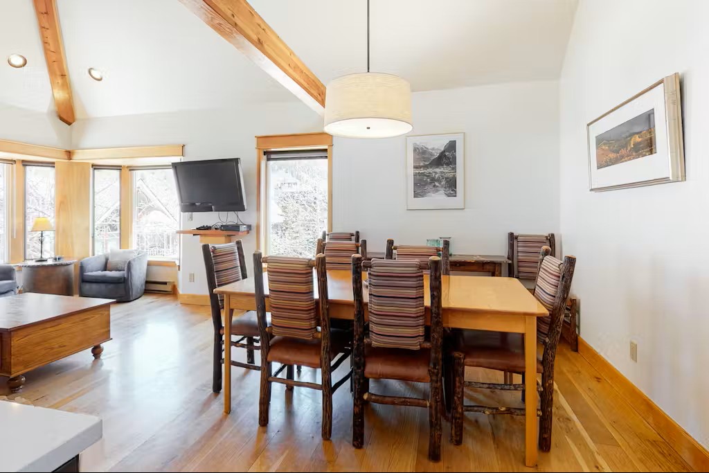 Dining area with seating for 6, and 4 more stools at the bar