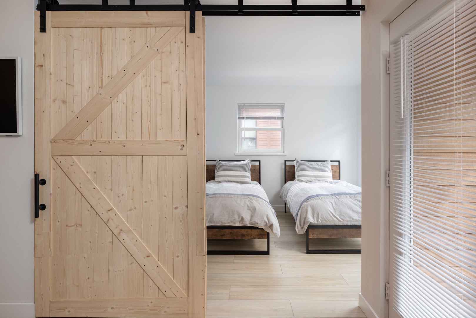 Bedroom 2 - 2 twins that can be converted to king