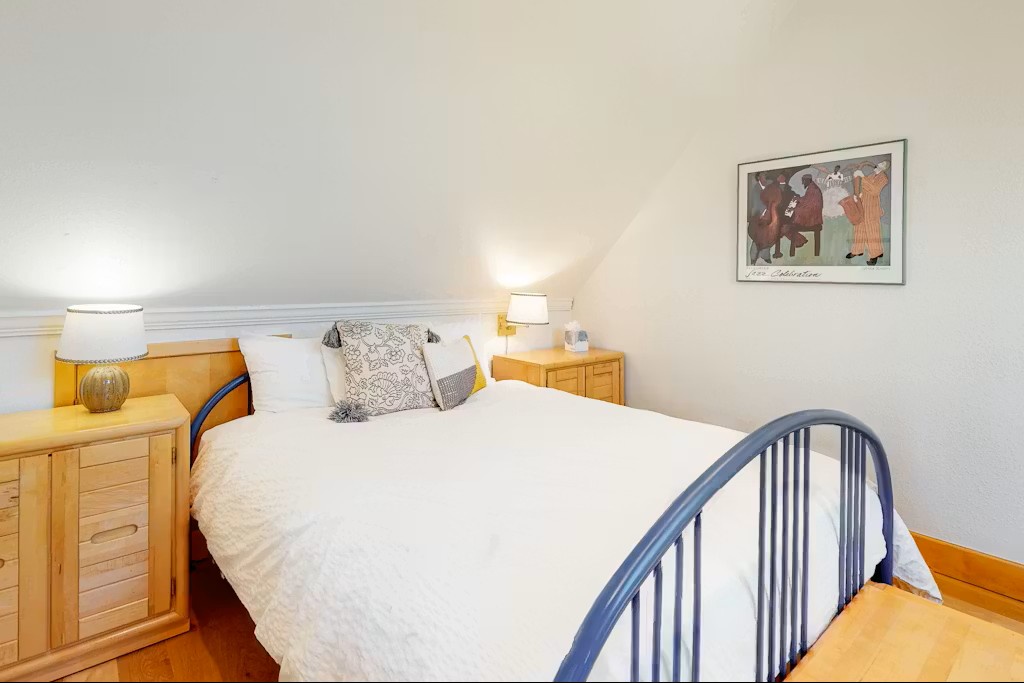 Bedroom 4 - queen - upstairs