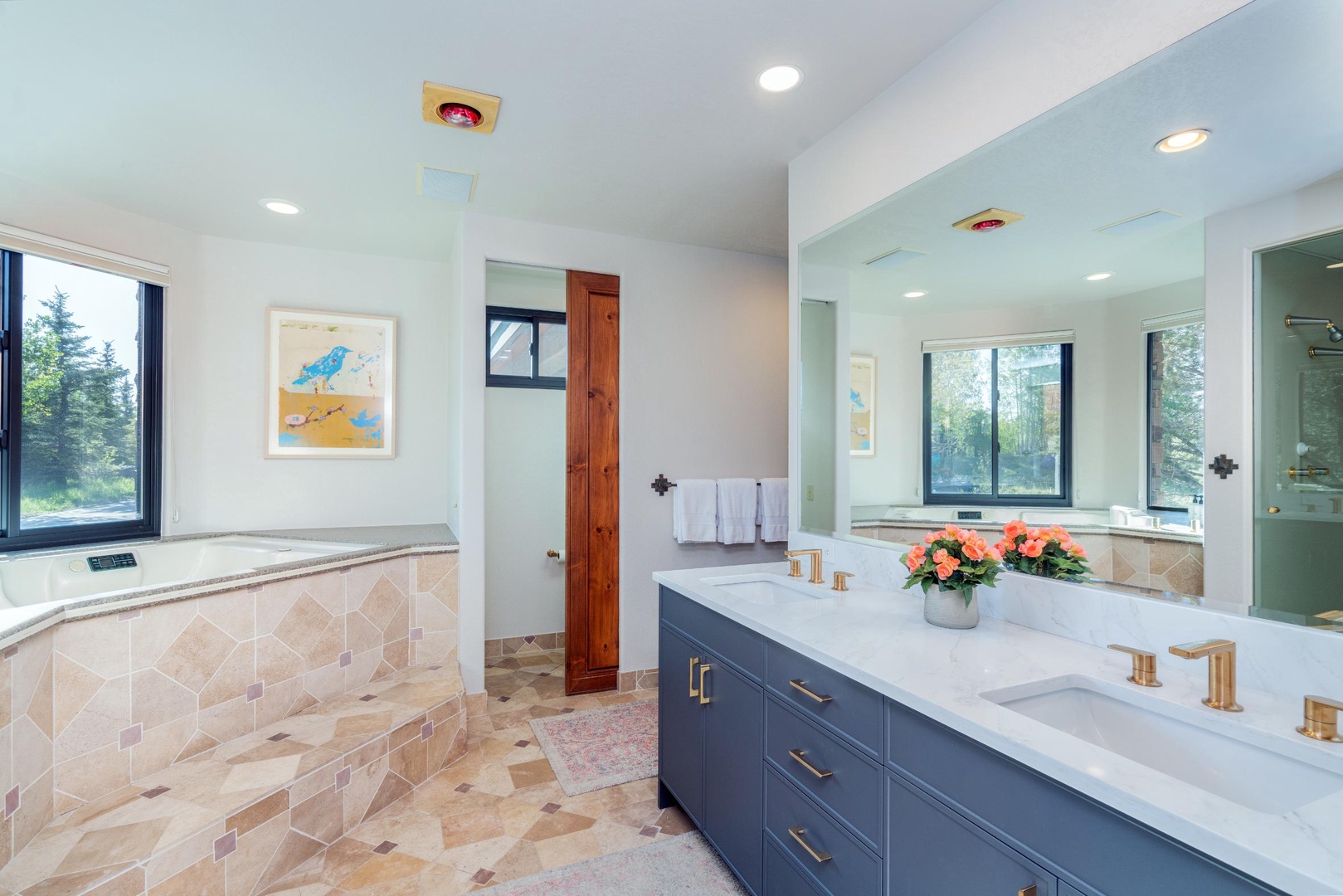Primary Bathroom - Ensuite  bath with jetted tub (Main Level)
