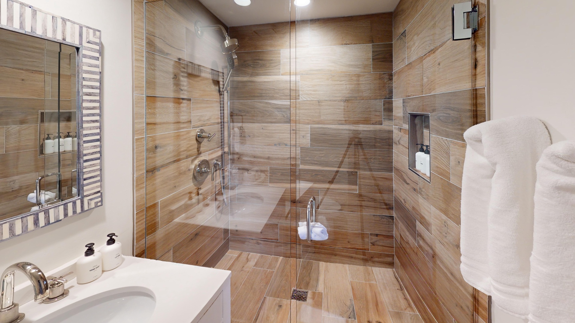 Bathroom 3 - Guest Bathroom - Ensuite bathroom with tub/shower combo