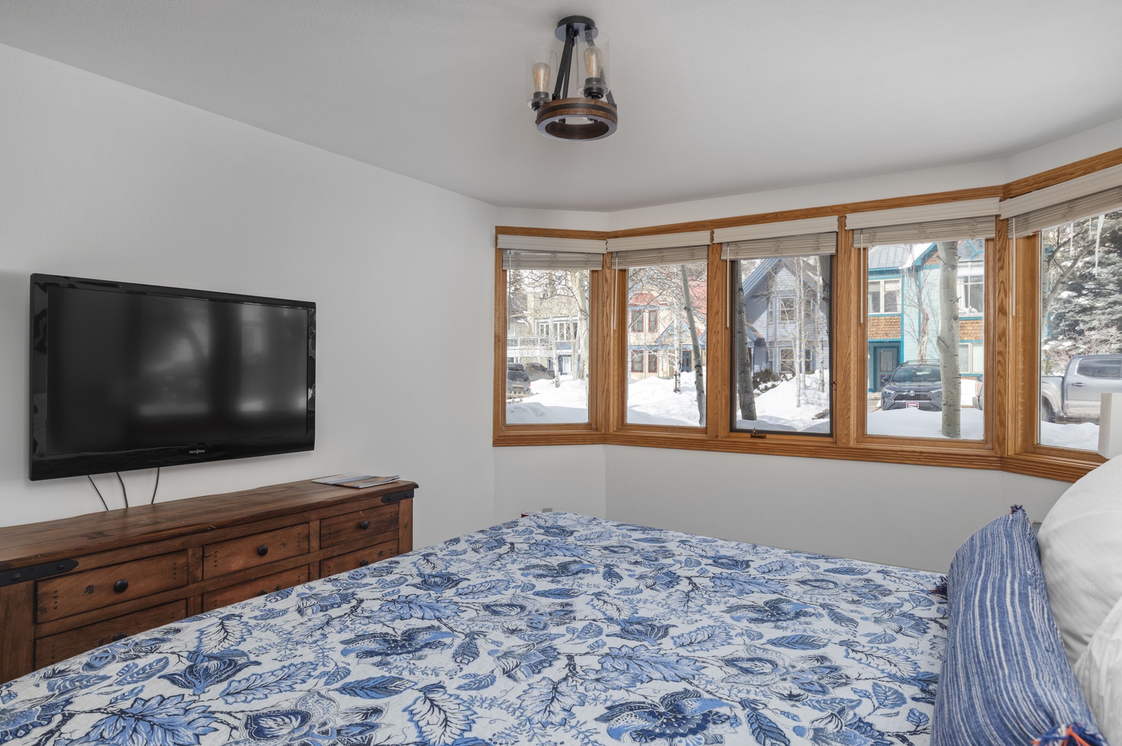 Entry level bedroom 2, king bed