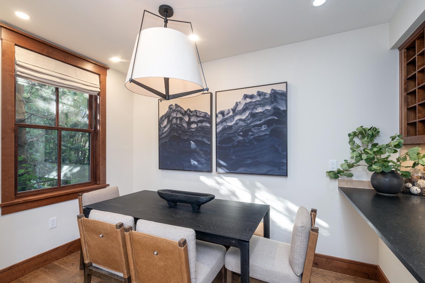 Dining area with seating for 6