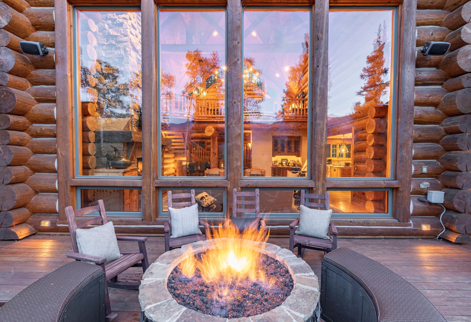 North facing deck to watch the mountains glow at sunset (firepit is not operational)